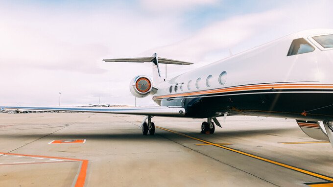 Stop ai jet privati, arriva la proposta in Parlamento: davvero si può impedire il loro uso per tutelare l'ambiente?