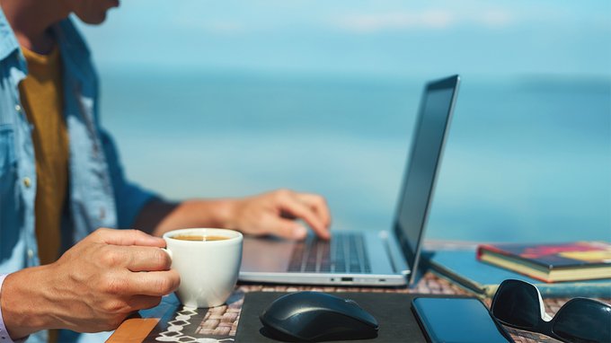 10 lavori da remoto dove assumono subito con stipendio fino a 140 mila euro l'anno