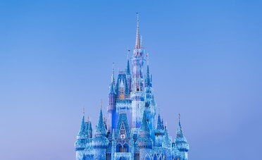 Disney cerca italiani per lavorare nei parchi, stipendio a partire da 16 euro l'ora