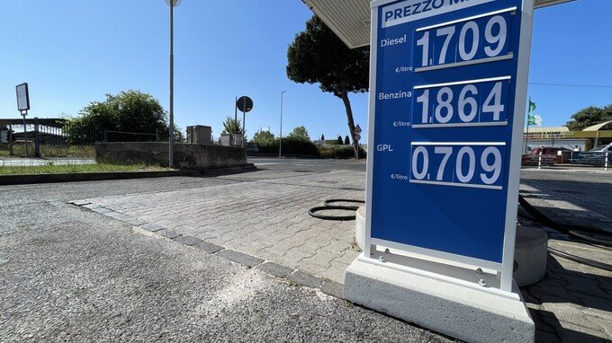 Prezzo medio benzina obbligatorio per i distributori: cos'è, a cosa serve e come leggerlo