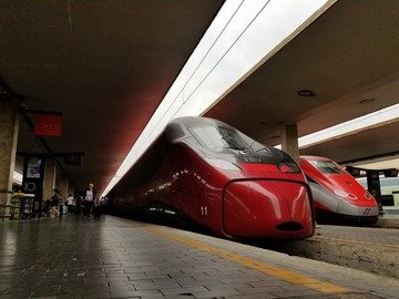 Treno o aereo: qual è la scelta più conveniente per un viaggio di lavoro?