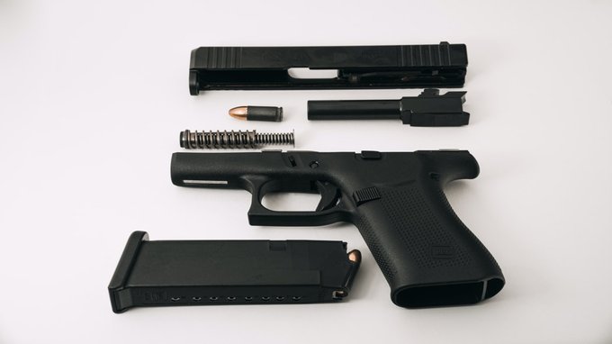 Chi ha il porto d'armi può girare con una pistola?