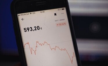 Crolla del 47% in un giorno, poi rimbalza dell'11%. Occasione o trappola?