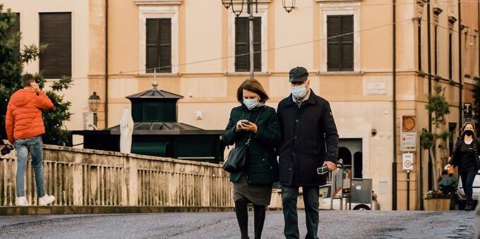 Italia in zona rosso scuro e c'è chi invoca il ritorno delle mascherine: cosa può succedere?