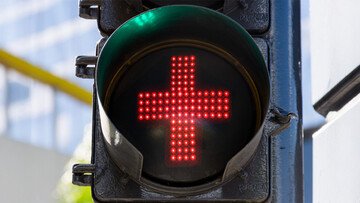 Nuovi semafori con la croce rossa, ecco qual è il significato