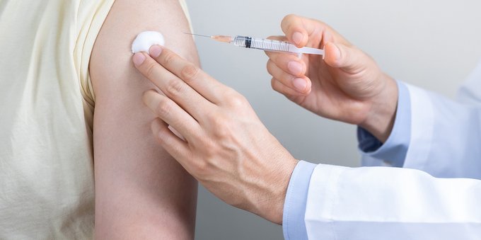 Vaccino contro l'influenza: quando arriva, chi deve farlo, come funziona e quanto costa