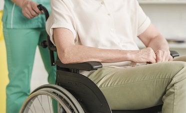Bonus caregiver primo via libera, a chi spettano i 400 euro al mese?