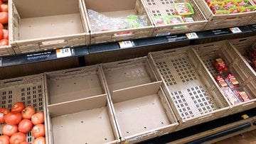 Scaffali vuoti nei supermercati, frutta, verdura e gelati vanno a ruba. Succede in Francia