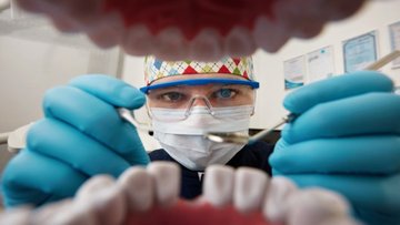 Come scoprire se il tuo dentista è laureato (ce ne sono 20 mila che operano senza titolo)