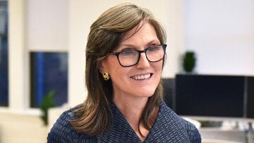 Cathie Wood investe (ancora) nel mondo crypto. 3 azioni da monitorare