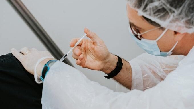 Vaccino obbligatorio per tutti i lavoratori: il via già a gennaio?