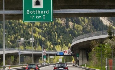 Ecco perché in Svizzera la segnaletica autostradale è verde e non blu