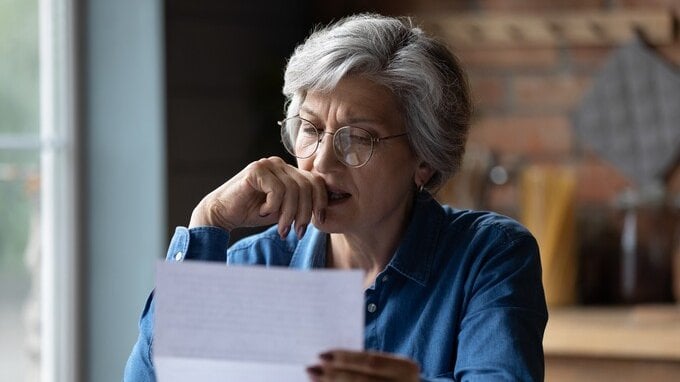 Attenzione, nuova truffa agli anziani: fino a 22 mila euro per una Bibbia