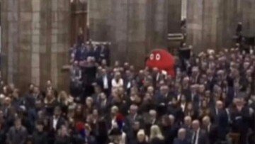 Al funerale di Silvio Berlusconi c'era davvero il Gabibbo?