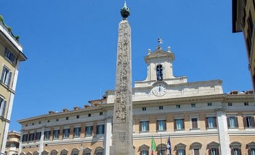 Produttività ferma? Secondo l'OCSE la colpa è delle piccole imprese. Ma la cura proposta è letale