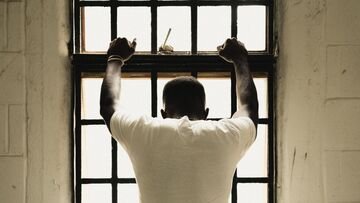 Perché ci sentiamo più esposti alla criminalità in un'epoca in cui la violenza sta diminuendo?
