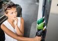 Petrolio giù, benzina su. Perché i prezzi alla pompa non seguono il Brent