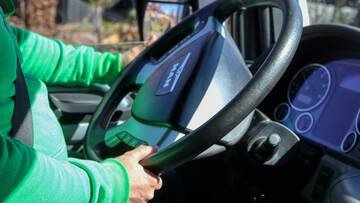 Mancano migliaia di autisti in Italia, le aziende lanciano degli incentivi per trovarli. Ecco chi assume