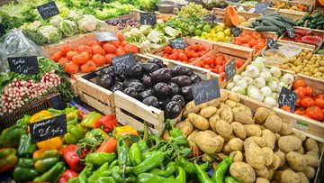 L'inflazione scende ma i prezzi al supermercato continuano a salire, si sta speculando?