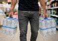 Addio alle casse dell'acqua in bottiglia con il nuovo regolamento UE, cosa sappiamo a riguardo