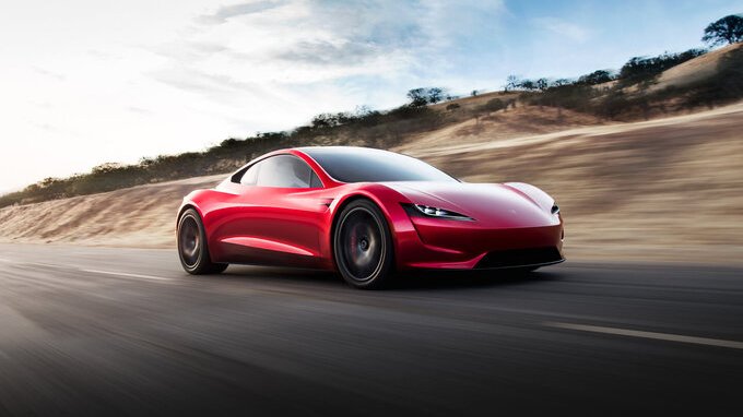 Centinaia di auto Tesla nuove abbandonate in un campo, ecco perché