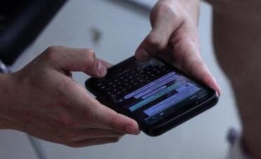 L'uso improprio di WhatsApp può far scattare reati di stalking, infedeltà, maltrattamenti e corruzione