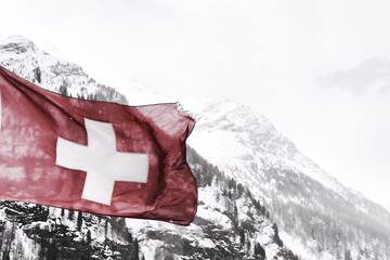 Svizzera, lo sceriffo della finanza contro l'elite delle banche. Questo colosso medita la fuga