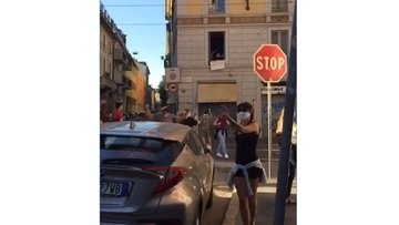 Fase 2: a Milano ballano e cantano per strada, video reale o bufala?