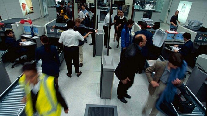 Bagagli neri, blu e grigi «vietati»? Ecco cosa ha deciso una compagnia aerea