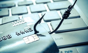 Furto di denaro dal conto online, quando la banca deve rimborsare subito, anche se il cliente ha sbagliato