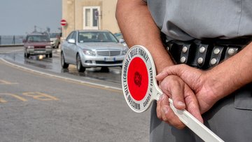 Cosa non dovresti mai dire quando ti fermano a un posto di blocco