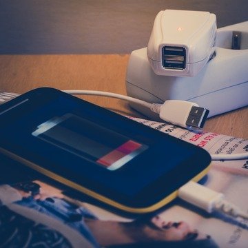 Quanto consuma ricaricare il cellulare (e cosa rischia chi lo lascia la notte)