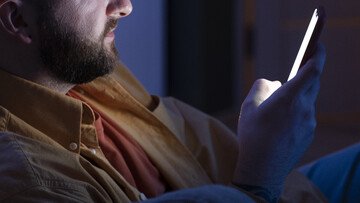 È possibile caricare lo smartphone con il caricabatterie del portatile?