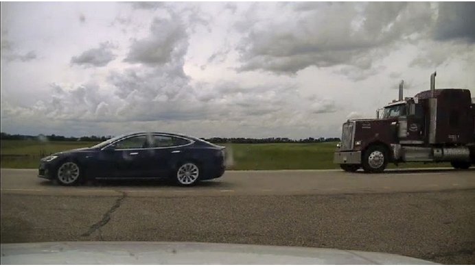 Tesla: sorpreso a dormire con l'auto che andava ad alta velocità