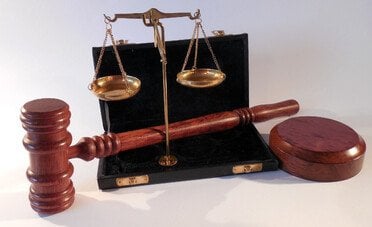 Cosa rischi con il nuovo reato di partecipazione violenta? 10 casi concreti