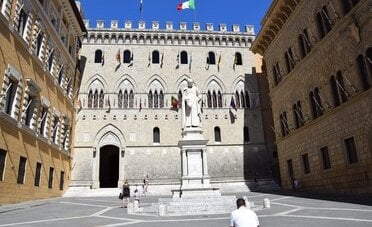 Azioni MPS in ritirata a Piazza Affari dopo revoca deleghe a Lovaglio. Cosa significa