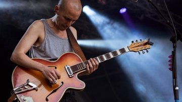 Giovanni Truppi, favorito per i premi della critica di Sanremo 2022: chi è e migliori canzoni