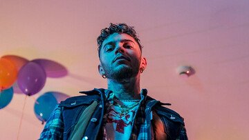 Il patrimonio di Emis Killa, i guadagni del cantante ritirato da Sanremo 2025
