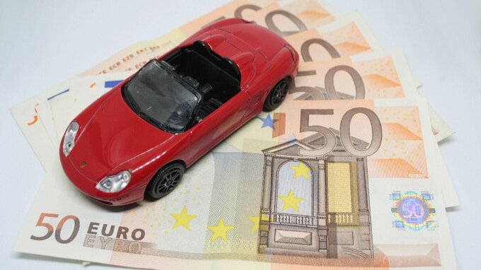 Assicurazione auto intestata a chi non è proprietario, è legale?