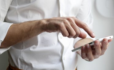 Se usi troppo lo smartphone hai più rughe e brufoli, secondo la scienza