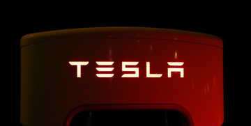 Tesla ai massimi storici: superati 500 dollari per azione. Il motivo