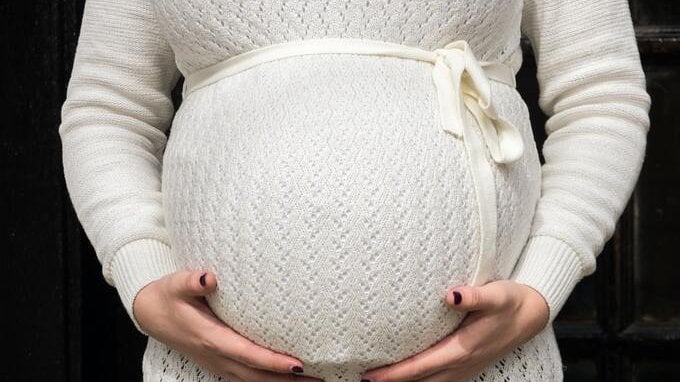 Decontribuzione per sostituzione maternità: come funziona e quanto si risparmia