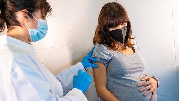 Terza dose vaccino raccomandata in gravidanza e allattamento: ecco quando è meglio farla