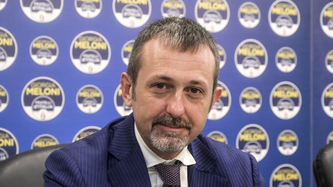 Perché Andrea Delmastro si è dimesso?