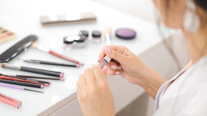 Allarme cosmetici falsi su Amazon, TikTok e Vinted. Si rischiano ustioni chimiche