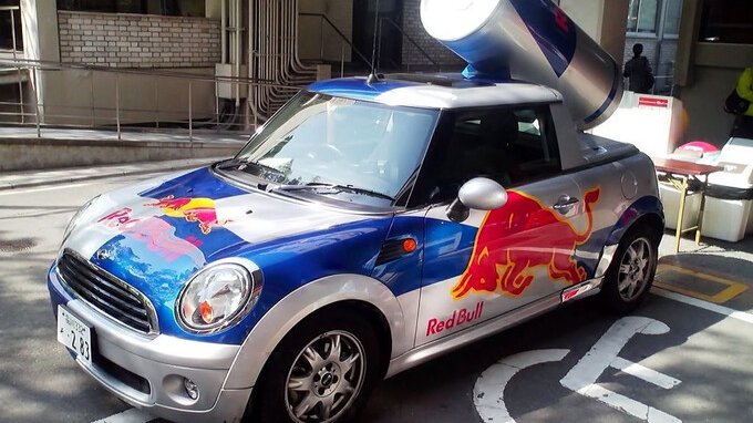 La vera storia di Red Bull, da bevanda medicinale a marchio miliardario conosciuto in tutto il mondo