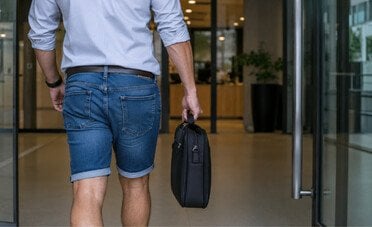 Si può andare al lavoro con i pantaloni corti?
