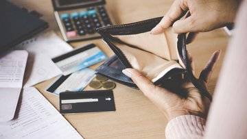 Cosa fare se il titolare di un conto bancario muore per evitare di ereditare i debiti? 