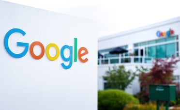 Azioni Alphabet crollano dopo i conti, investimenti in AI bruciano cassa. Tutti i segnali che preoccupano Wall Street