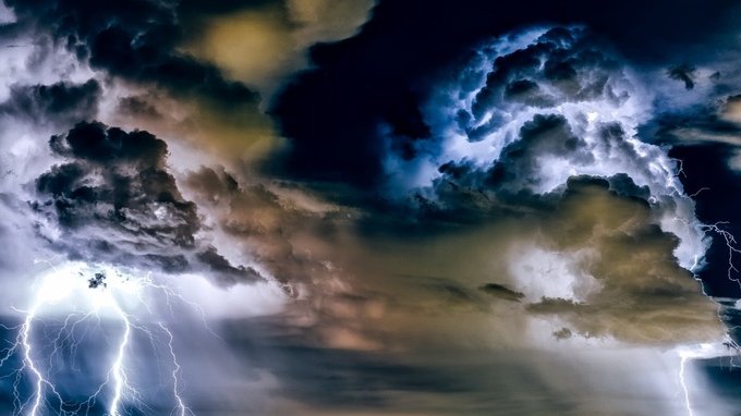 Allerta meteo in Italia, le zone da bollino rosso e arancione per la giornata del 17 maggio